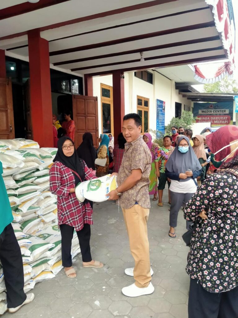 gambar_Penyaluran Bansos Beras Kalurahan Purwobinangun Bulan November 2023