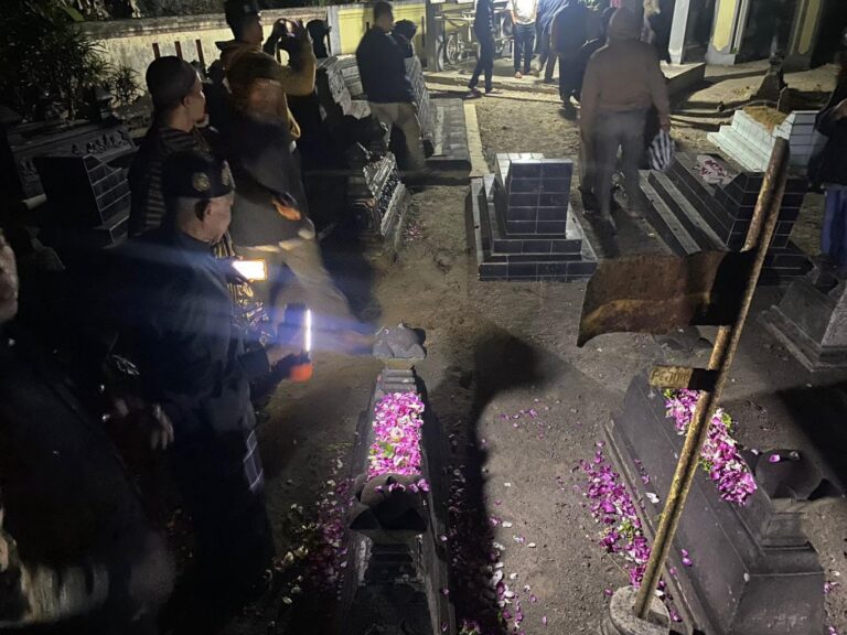 gambar_Sembung Adakan Tabur Bunga untuk Penghormatan Pahlawan di Malam Kemerdekaan